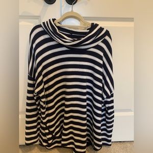 Lou & Grey Signaturesoft Cowl Top